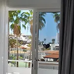 Island Village Heights 아파트 아데제