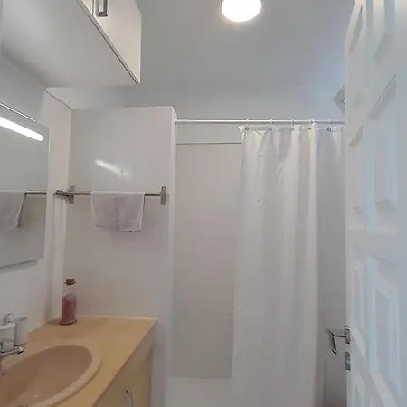 Island Village Heights Апартаменты Адехе