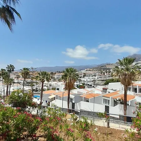 Island Village Heights Апартаменты Адехе