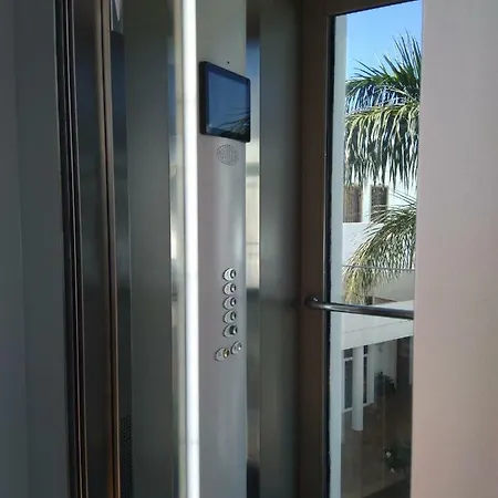 Island Village Heights Apartament *